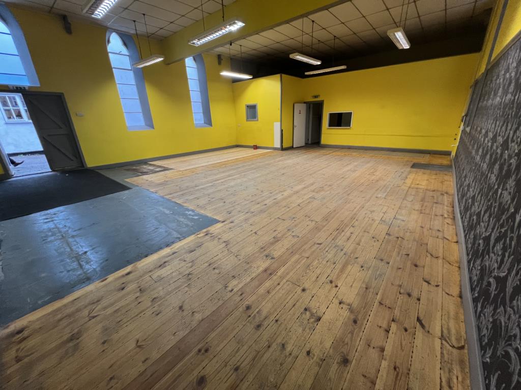 Lot: 119 - FORMER CHAPEL WITH POTENTIAL - View of the main Chapel room
